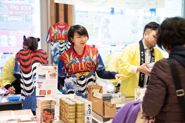 岩手県のアンテナショップ「いわて銀河プラザ」（東京都中央区）が催した物販イベントで。釜石市の特産品の説明に力が入る