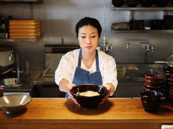 2010年4月にロンドンのSOHOにオープンしたKOYA1号店の厨房に立つ、小田周子さん