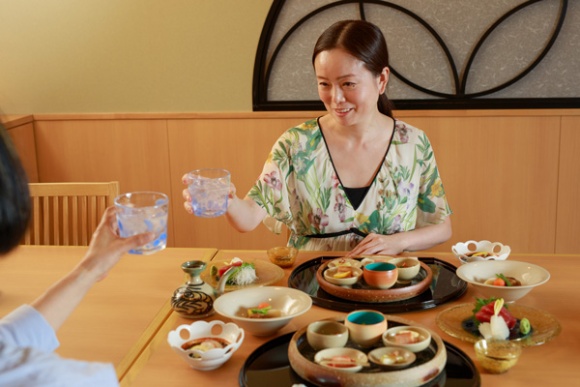 琉球会席（5200円、税サ込）。料理によく合う泡盛も銘柄豊富