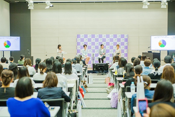 「世界ループスデー」である5月10日に日本橋で開催されたイベント「明日の私をもっと好きになる」。仕事帰りと思われる女性たちが詰めかけた会場。熱心に話に耳を傾ける姿が印象的だ