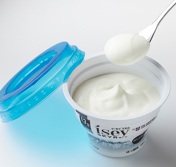 数ある高たんぱく乳製品の中で、『イーセイ スキル』はクリーミーな口当たりとなめらかな食感が特長。クリームチーズのように料理にも活用できると、SNSなどでも話題に