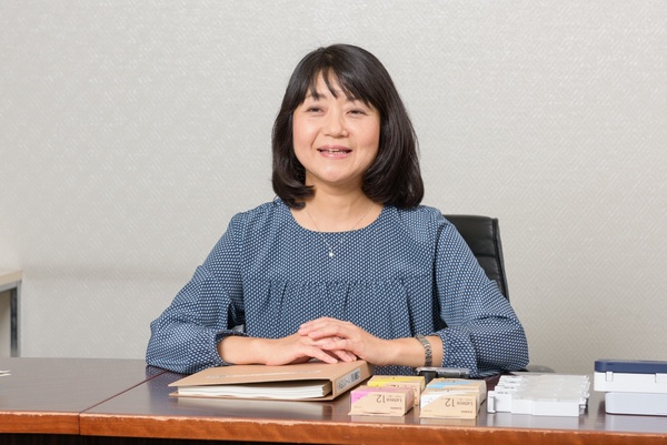 カシオ計算機の尾澤慶子さん。整理収納アドバイザーの資格を取得し、自らラベリングによる書類整理を実践している