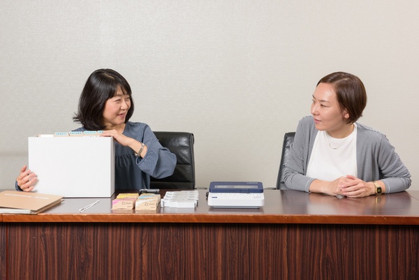 カシオ計算機の尾澤さん（左）と前田さん（右）。ラベルライターを使うことで、探しやすく、ミスもなくなり、時短になるそう。「働き方改革にもつながります」（尾澤さん）