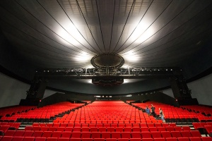 この構造のシアターはオランダ・アムステルダム郊外の「Theater Hangaar」に次ぐ2つ目