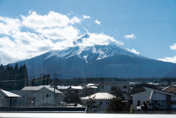 取材当日は快晴。「anyplace.work 富士吉田」からはこんなに大きく富士山が望める