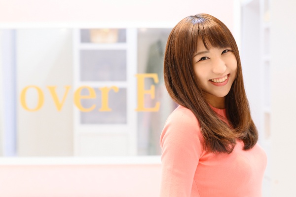 胸が大きな人向けのアパレルブランド「overE」を立ち上げた和田真由子さん