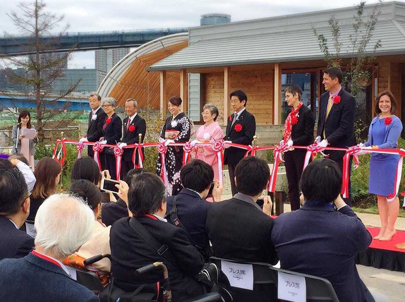マギーズ東京のオープニングイベントには1050人もの人が訪れた。来賓には塩崎恭久厚生労働大臣（当時）も