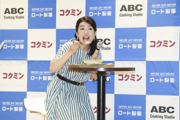 横澤夏子さんが「妊活レシピ」のガーリックサラダを試食。「もち麦の食感がいいですね。ガーリックがガツンと効いていておいしい」とニッコリ