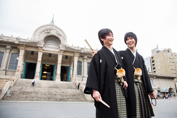 2016年10月に、築地本願寺でパートナーの亮介さん（写真左）と結婚式を挙げた七崎さん（写真右）。写真は結婚式当日の様子　撮影／前田賢吾（L-CLIP）