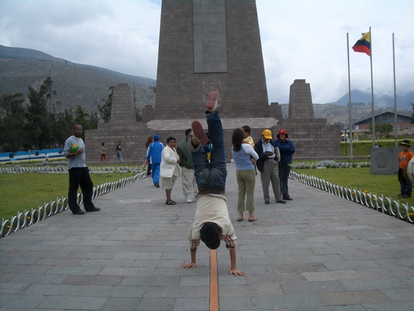 エクアドルの赤道記念碑「ミッター・デル・ムンド」で逆立ちをする筆者