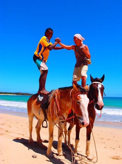 フィジーの海岸にて「ビーチ乗馬」を満喫