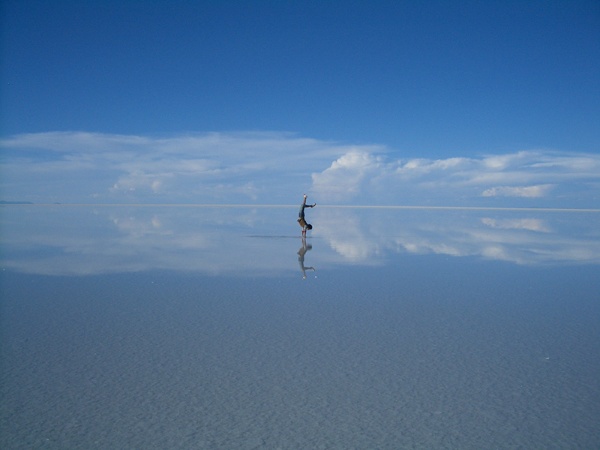「20代後半に脱サラして、世界一周旅行をしました」とボリビアのウユニ塩湖で逆立ちする永崎さん