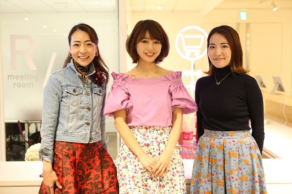 左から森本千賀子さん、村上萌さん、川島文乃さん。偶然、3人とも花柄スカート！