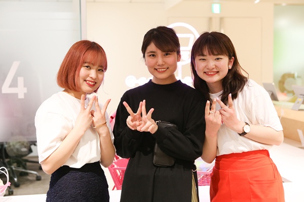 右から大山友理さん、村岡紗綾さん、Women’s Innovation副代表・稲葉結衣さん。Women’sポーズでパチリ。