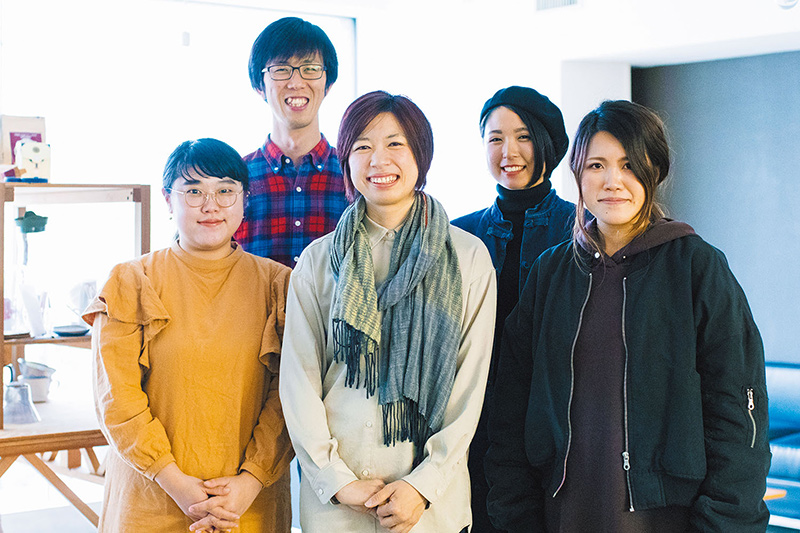 巻組のスタッフは現在6人。左から２番目が渡邊享子さん。「厳しい時期を一緒に乗り越えてきた、心から信頼できる仲間たちです」