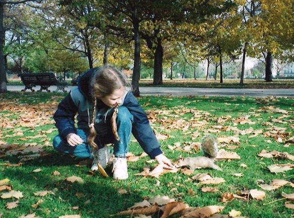 8歳の頃のナージャさん。イギリス・ロンドンの広場にて