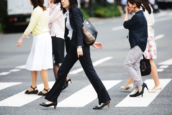 「男性が配偶者（妻）に求める条件の上位に日本の女性たちの稼得力は思ったほど上がっていません。この背景には、日本の働く女性の10人に6人が非正規雇用だという実態があります」（写真はイメージ）