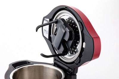 煮込み料理向けに、鍋の中を適時混ぜる専用ユニットを内蔵。30種類のトルクと11種類の時間を組み合わせて回転を制御する