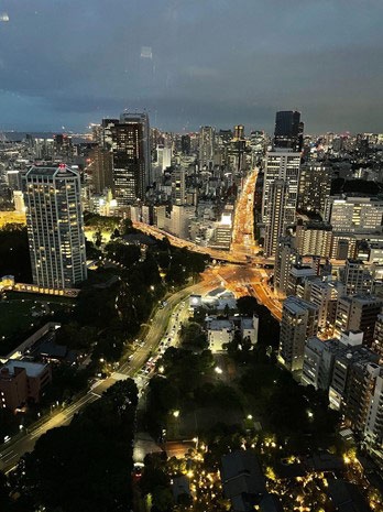 「オフィス街。昔は働きながらオフィスでよく東京の夜景を見ていました」