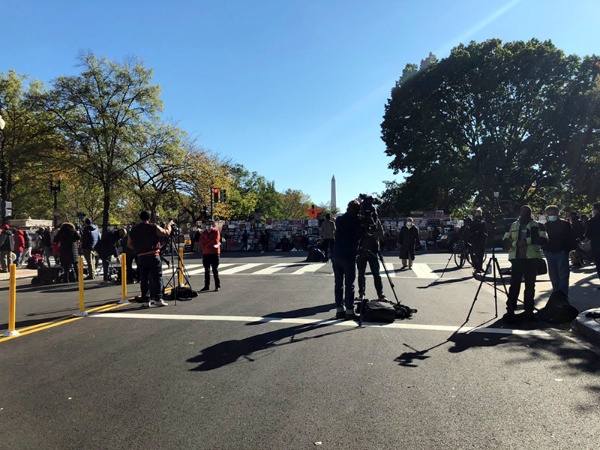 ホワイトハウス前にはメディアが多数集まっていた