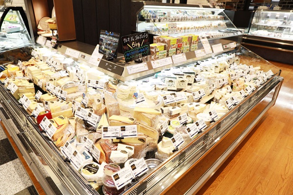 明治屋の広尾ストアーは2018年10月、チーズ売り場を2倍に拡張