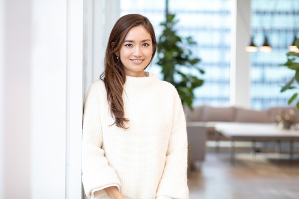 1984年生まれ。2007年に慶応義塾大学法学部を卒業。司法修習を経て、西村あさひ法律事務所に入所。2013年に米国スタンフォード大学のロースクールに留学。1年半後に帰国し、2015年にメルカリに入社。2019年に退社するまで、メルカリでリーガルや資金調達・IPOを担当。2021年2月に、建築・建設業界の課題をテクノロジーの力で解決するアンドパッドの執行役員に就任。同社の法務部長 兼 アライアンス部長を務めている