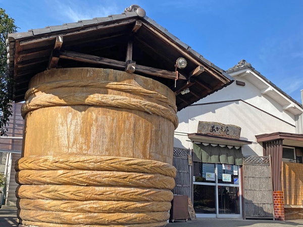 赤城フーズは明治26年創業。カリカリ梅をはじめ、梅干しや梅ドリンク、漬物などの製造販売を行っている。写真は工場（前橋市）の入り口前にある、直径2.4メートルの大樽（たる）