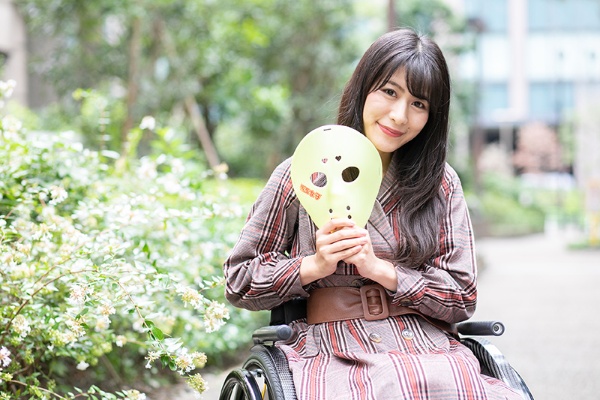 1991年12月9日生まれ、埼玉県出身。地下アイドルグループ・仮面女子のメンバー。2018年4月、強風で倒れてきた看板の下敷きとなり脊髄を損傷。下半身不随となるも、懸命なリハビリを経て同年8月に車椅子でステージ復帰。以後、グループの一員として車椅子でアイドル活動を続ける。2021年春ごろをめどに仮面女子を卒業し、個人での活動をスタートさせる予定
