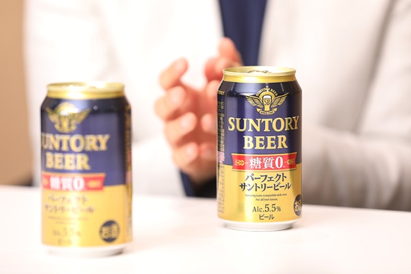 機能系ビールでありながら、中身のおいしさで勝負！ 紺色と金色を基調にした「王道ビール」らしいデザイン