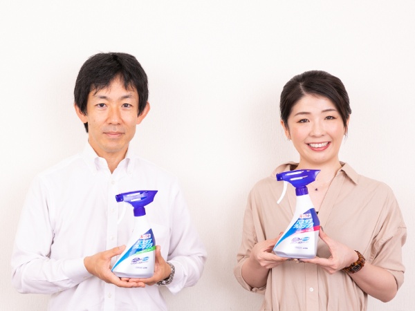 開発がスタートとした当初、風呂用洗剤市場におけるライオンのシェアは伸び悩んでいた。左が宮川孝一さん、右が武藤美穂さん