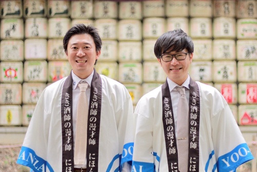 日本酒きき酒師漫才師「にほんしゅ」。左があさやんさん、右が北井一彰さん
