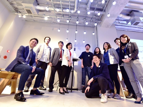 ノムラボのメンバー写真。左から4人目がノムラボ・マネージャーの田中摂さん。右から3人目がコンテンツディレクターの林みのりさん。林さんの前にしゃがんでいるのが、デジタルクリエイティブプランナーの吉武聡一さん