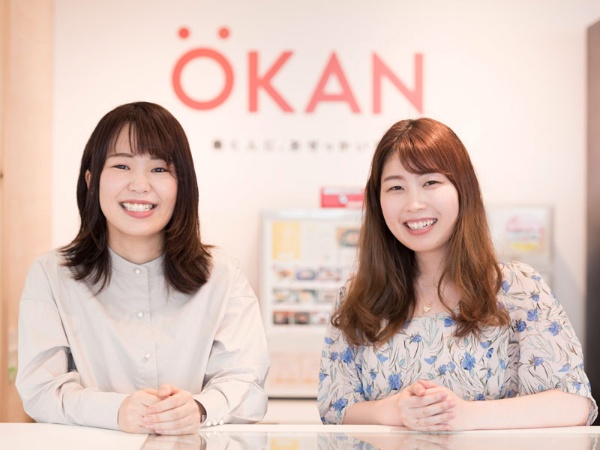OKANのサービスデザイングループ・MDチームの浜中優奈さん（右）と北澤京子さん（左）