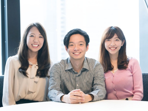 左から、ビジネス開発本部・第二部門にアクセラレーション担当の実松佳奈さん、山本将裕さん、井上麻衣さん