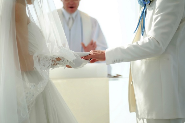 「結婚式の近いの言葉、どうしてみんなは簡単に誓えるんだろうと思っていました」（小野さん）写真はイメージ