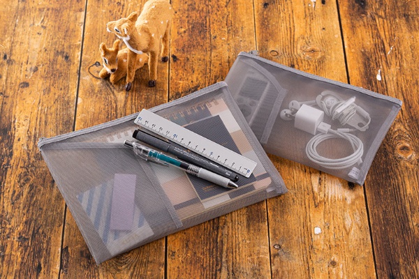 写真左から「無印良品」ナイロンメッシュケース・ポケット付きB６サイズ、A5サイズ