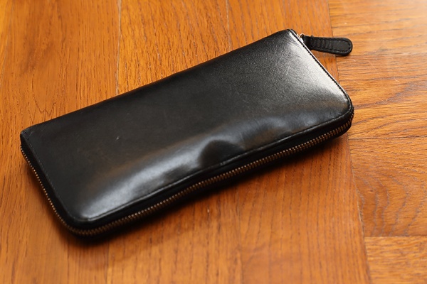 ファクトリエの財布。皮がなめらかで使いやすい。赤や緑、青などの色展開をしている