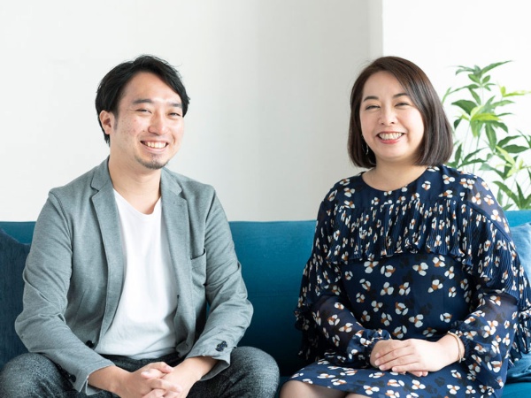 婚活コンサルタントの澤口珠子さん（右）と、ネット恋活・婚活に詳しいウェブメディア編集長・長岡武司さん（左）。ニコニコ顔で横に座っている様子はまるで仲良し夫婦だが、実はこの二人、2019年5月に離婚している「元・夫婦」だ