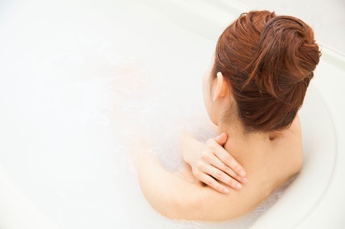 入浴でヒートショックプロテインを増やして代謝もアップ　(C)PIXTA