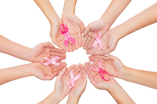 乳がんを克服して働き続ける人が増えています。どんなことに困っているのでしょうか？ (C) PIXTA