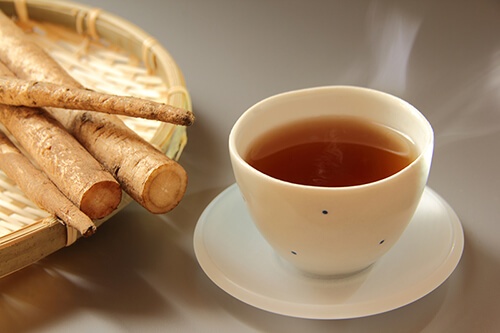 温かいお茶で内面から温めるのも取り入れやすい方法です (C) PIXTA