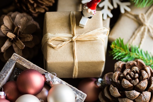 大切な人へのクリスマスプレゼント、今年は何を贈りますか？ (C) PIXTA