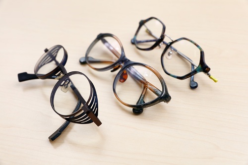 「少し派手なデザインの眼鏡は華やかなアクセサリーの代わりになる」と岡田さん
