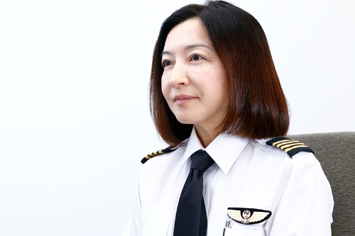 先輩女性パイロットの言葉を受け、藤さんは日本でのパイロットの道を探し始めました