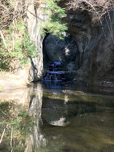 洞窟部分は、農業用の引水目的で人工的に造られたもの
