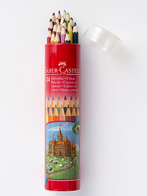 愛用しているのはファーバーカステル社の油性色鉛筆。24色の丸缶ケース入り
