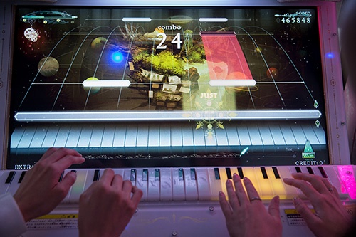 見た目は鍵盤ですが、バーが並んでいる状態だと捉えるとプレイしやすくなります (C) Konami Amusement