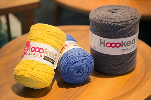 左の小さい糸が「リボン」、右の大きい糸が「ズパゲッティ」。さすが北欧、糸の色がオシャレ