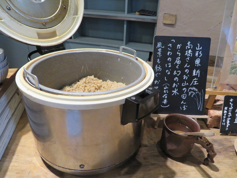 新庄市の高橋さんが育てたお米「さわのはな」。滋味あふれる玄米ご飯で