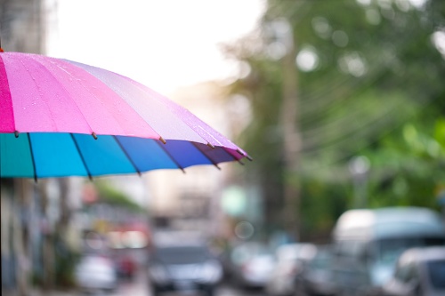 心身を疲弊させる雨に、せめて明るい色の傘を差せたら…… (C) PIXTA